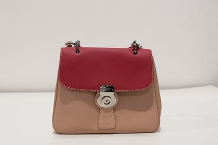 BURBERRY
Sac à main en cuir grainé rose, doublure 