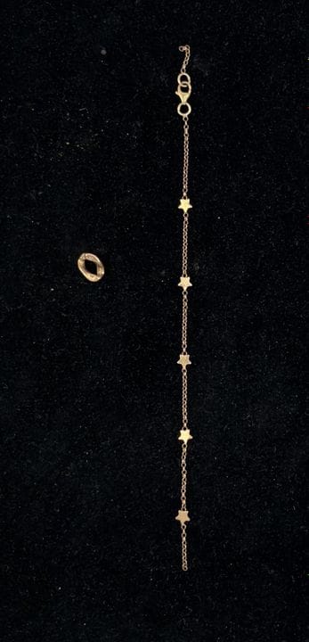 Bracelet motif étoiles (cassé) en or
Pb : 1,90 g (