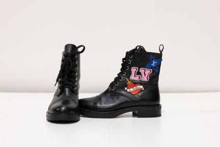 LOUIS VUITTON 
1 paire de bottines en cuir noir, t
