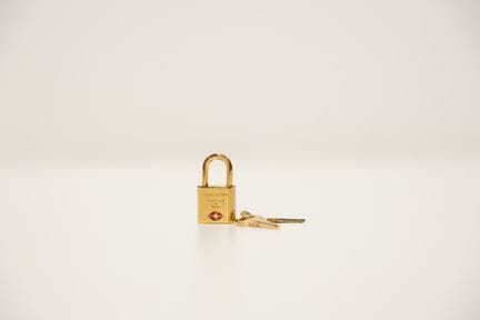 LOUIS VUITTON
1 cadenas doré