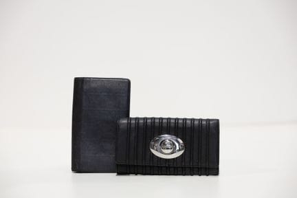 KAREN MILLER
Portefeuille en cuir noir, état d'usa