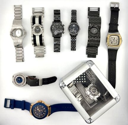 一套金属手表，包括：
- 2 块 VERSACE 手表
- 2 块 GUCCI 手表
- 1 块 E
