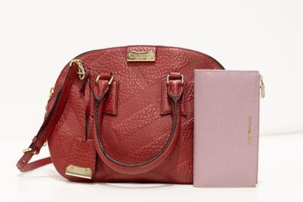 BURBERRY
Portefeuille en cuir grainé rose, bon éta