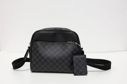 LOUIS VUITTON
Sacoche de forme Messenger Dayton en