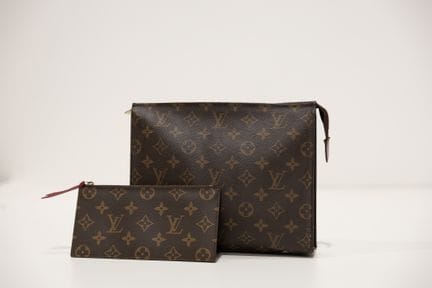 LOUIS VUITTON
1 Trousse de toilette en toile monog