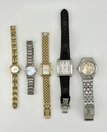 5只金属手表套装，包含：
- GUESS品牌女士手表
- CASIO品牌女士手表
- CLYDA品牌