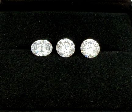 Lot de 3 pierres blanches synthétiques type oxyde 