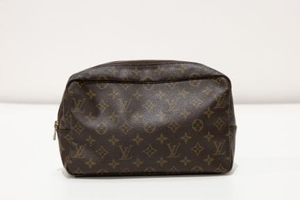 LOUIS VUITTON
Trousse de toilette en toile monogra