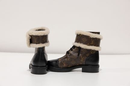 LOUIS VUITTON
1 paire de bottines en toile monogra