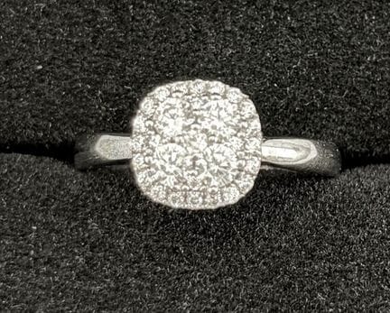 Bague fantaisie en argent sertie de pierres blanch