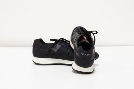 PRADA
1 paire de baskets en nylon noir et gris, ta