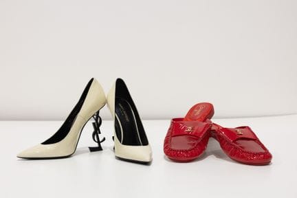 CHANEL
1 paire de mules en cuir vernis rouge, tail