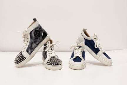 LOUBOUTIN
1 paire de baskets en cuir blanc et tres