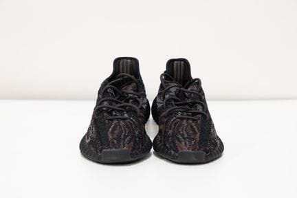 ADIDAS
1 paire de sneakers YEEZY en nylon noir et 