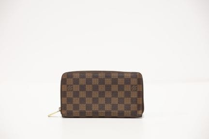 LOUIS VUITTON
Compagnon en toile damier ébène, dou