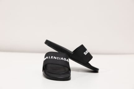 BALENCIAGA
1 paire de claquettes noires, taille es