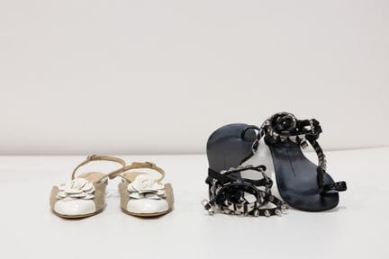 CHANEL
1 paire de chaussures à brides en cuir vern