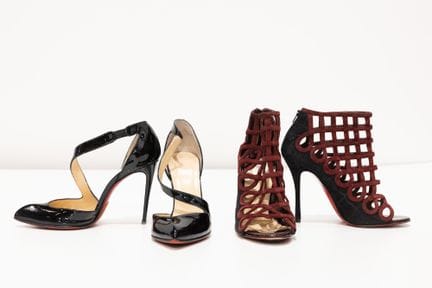 LOUBOUTIN
1 paire de chaussures en veau velours bo