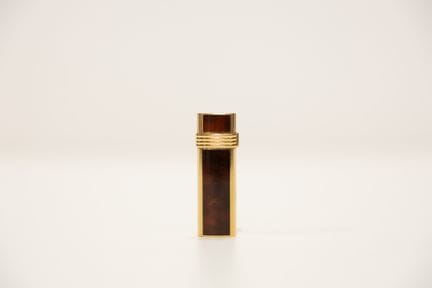 CHRISTIAN DIOR
Briquet en métal doré et laque, chi