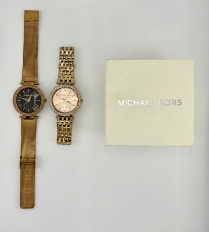 2块MICHAEL KORS品牌的金属表，一块表盘为黑色，另一块为粉色（其中一块附带原装表盒）
未经