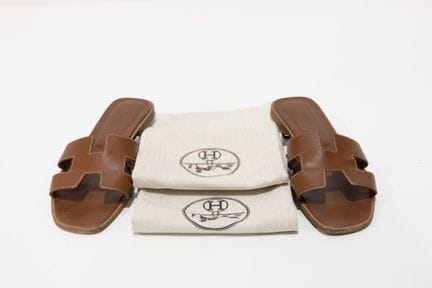HERMES
1 paire de sandales Oran en veau marron, ta