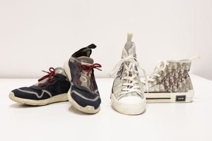 DIOR
2 paires de baskets, l'une de couleur grise e