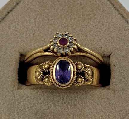 一套2枚18K黄金（750/1000）戒指，其中一枚镶嵌一颗紫水晶（重量：3.5克），另一枚镶嵌一颗