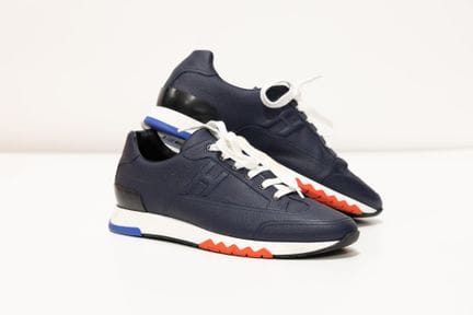 HERMES
1 paire de baskets en cuir grainé bleu, tai