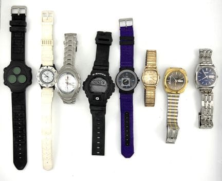 8只手表套装，包含：
- CASIO“G-SHOCK”系列手表，黑色橡胶表带
- TOM CLANC