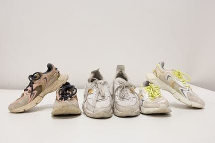 LACOSTE
1 paire de baskets blanches et jaunes fluo