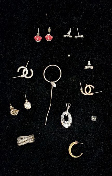 Lot de bijoux fantaisie détériorés
Vendu en l'état