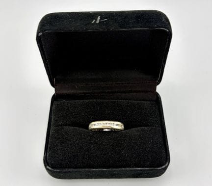 Bague en or gris 18K-750/1000 sertie de pierres bl