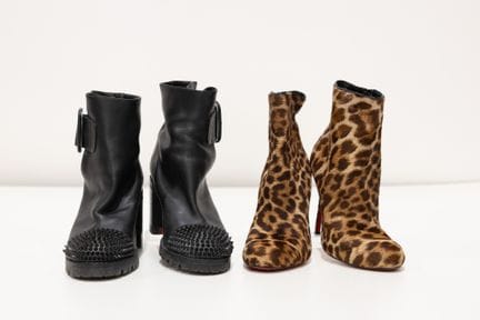 LOUBOUTIN
1 paire de bottines en peau imprimée léo