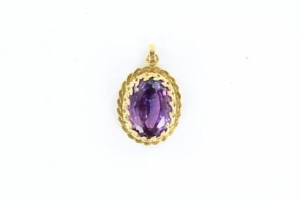 Pendentif en or jaune 18 K ornée d'une pierre viol