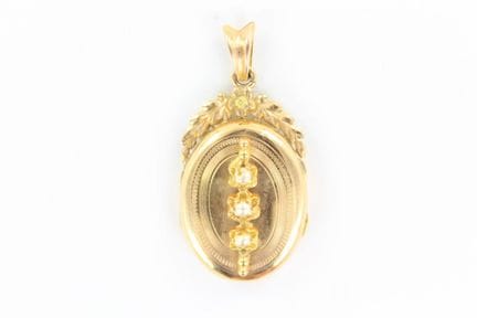 18K gold clasp pendant adorned with 3 small pearls