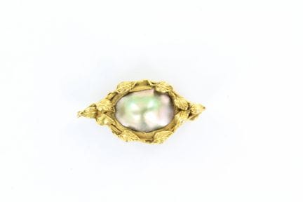 Broche en or jaune 14 K agrémentée d'une perle mab
