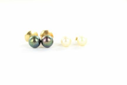 2 pairs of 18K yellow gold earrings adorned with w