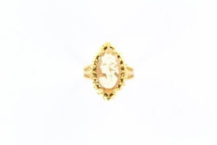 Bague en or jaune 18 K style marquise agrémentée d