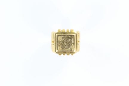 Chevalière en or jaune 18k à décor de sinogrammes.