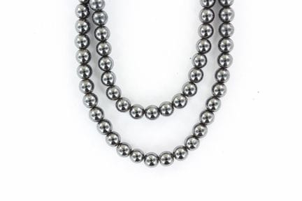 Hematite bead necklace (diameter: 6 mm). Length: 4