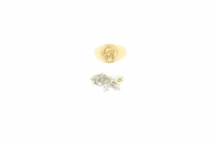 18K yellow gold CM initial signet ring. Size: 51; 