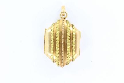 18K yellow gold hinged pendant (with inner glass).