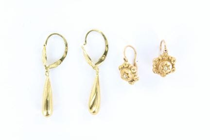 Deux paires de pendants d'oreilles en or jaune 18 