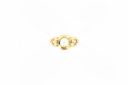 18K yellow gold ring set with a cultured pearl. TD