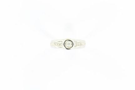 18K white gold ring featuring a 0.06 ct center dia