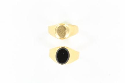 2 18K yellow gold signet rings, one of which is se
