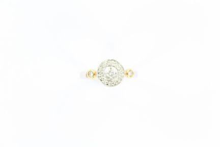 Ring aus Weißgold mit einem zentralen Diamanten vo