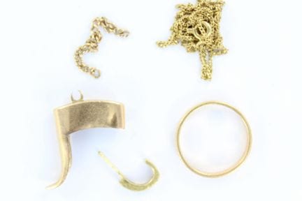 Lot de débris or comprenant chaine, boucle d'oreil