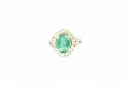 18K white gold ring featuring a central oval-shape