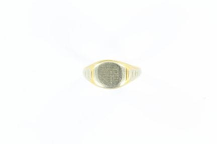 Chevalière en or jaune 18 K  (très usée). TDD : 57